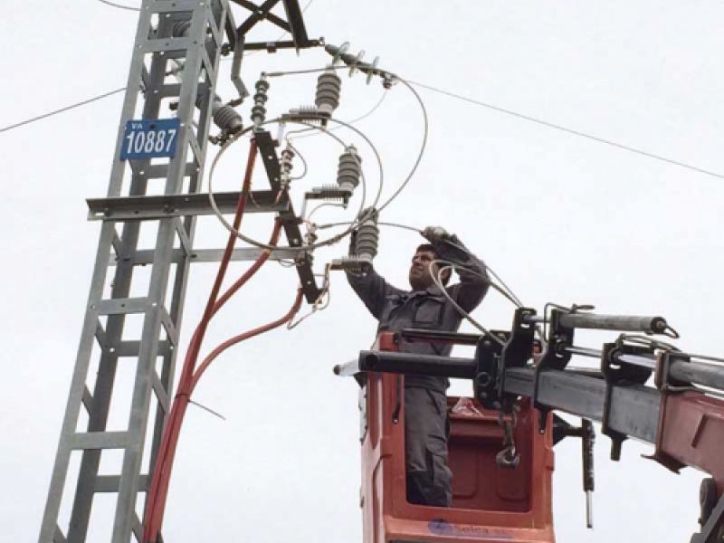 Instalación eléctrica en poste