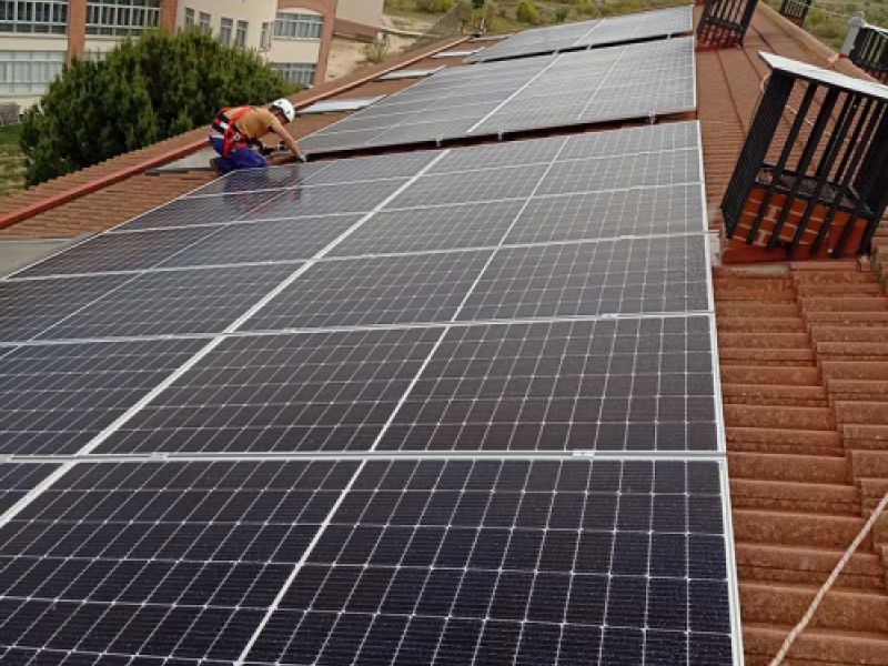 Instalación de paneles solares en tejado